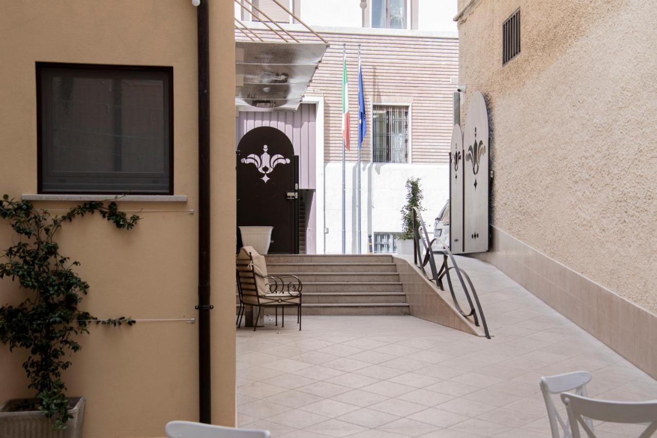 Hotel Palazzo Sant'Elena Foggia Exterior foto